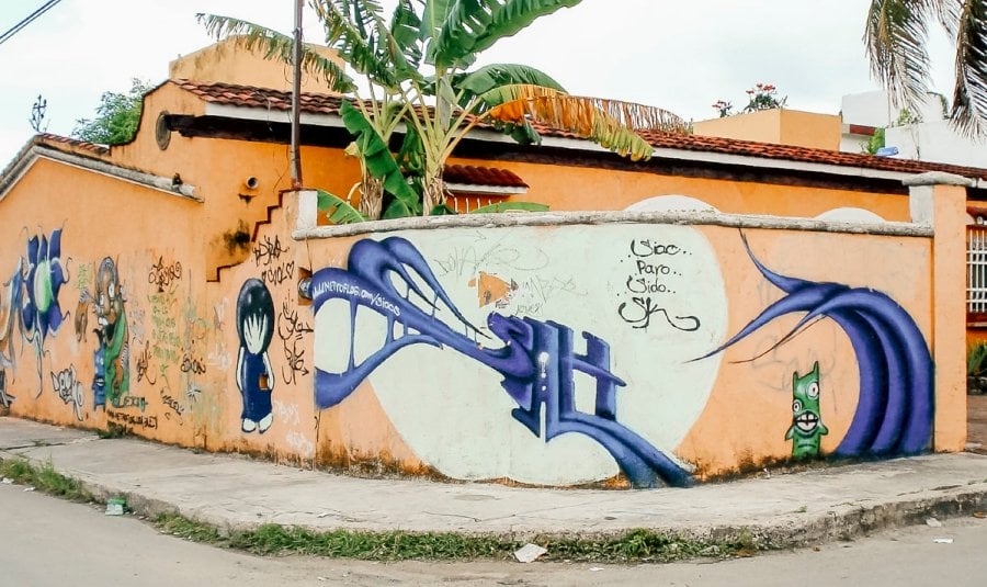 Graffiti and a mural on a house in Cancun