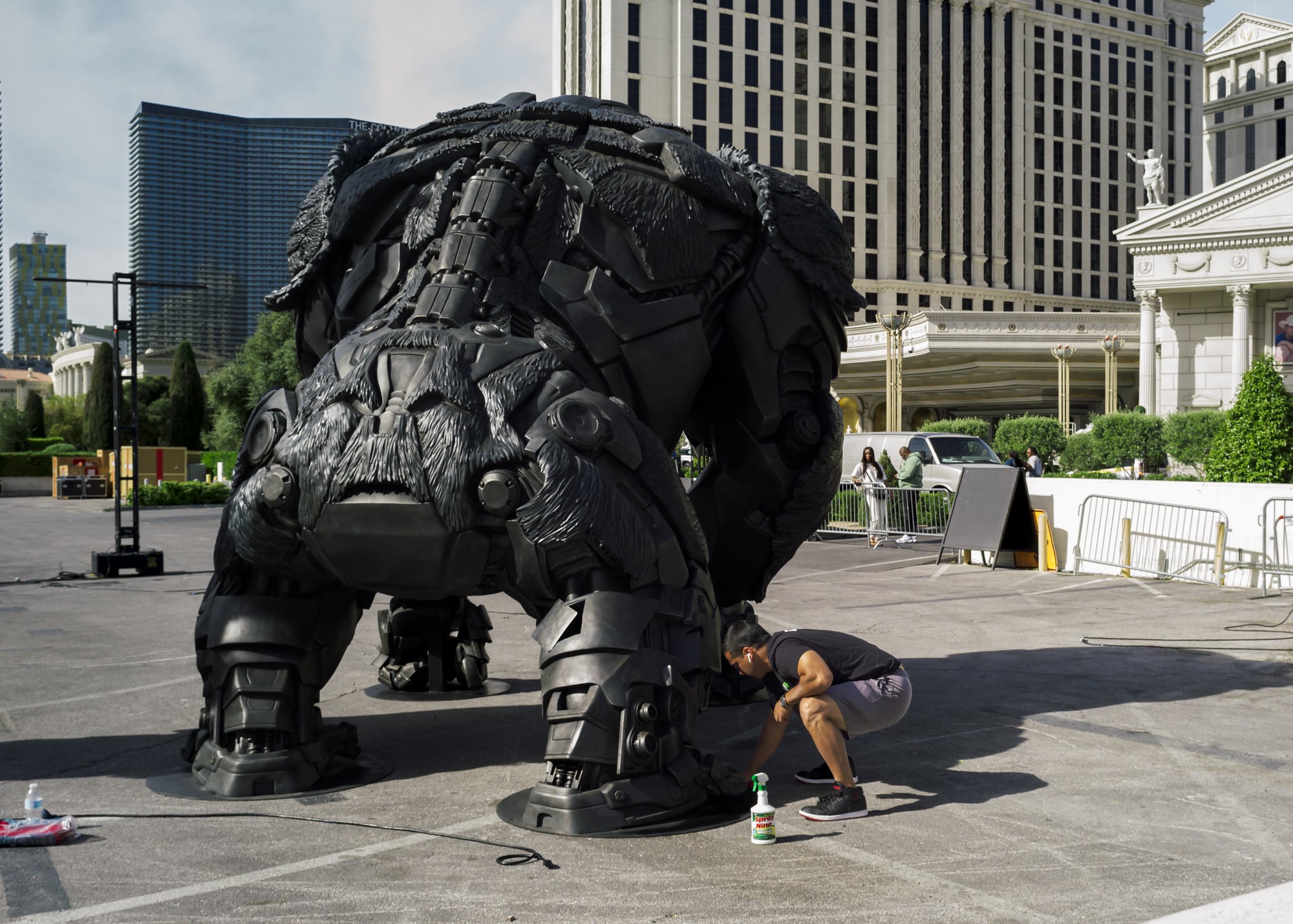 Las Vegas Street Photos: When Workers and Tourists Converge